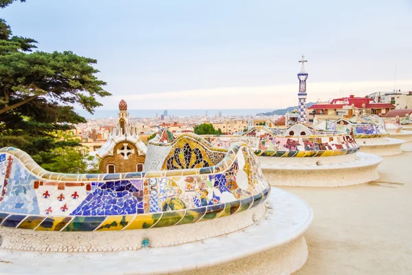 Colorful mosaic bench of park Guell, designed by Gaudi, in Barce — Stock Photo, Image