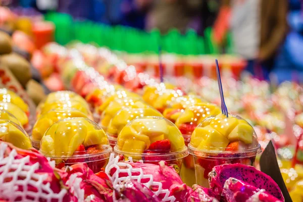 Set packed of fresh fruits in La Boqueria market, in Ramblas str — Stock Photo, Image