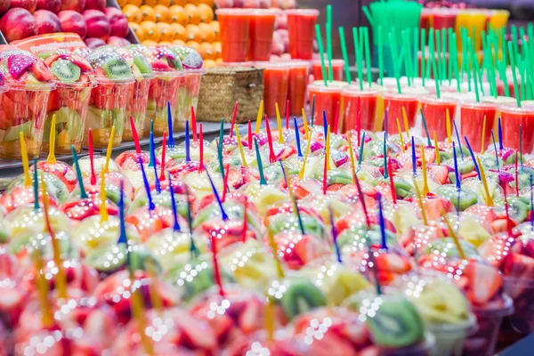 Conjunto de frutas y jugos frescos en el mercado de La Boquería, en —  Fotos de Stock