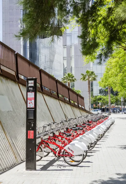 Biciclette parcheggiate in strada a Barcellona, Spagna — Foto Stock