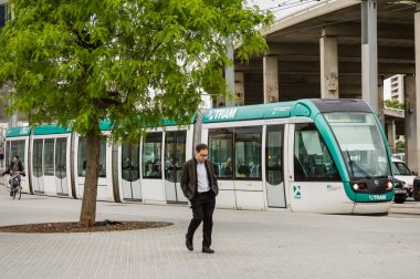 uykucu adam sabah yürüyüş iş ve bir tramvay durdu