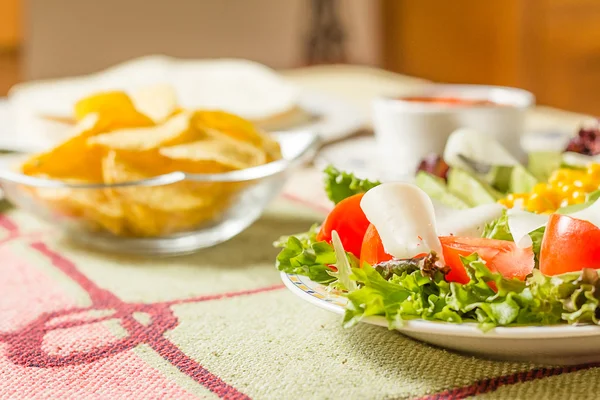 Cucina messicana tradizionale con un piatto di insalata fresca, tortillas , — Foto Stock