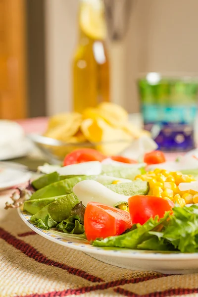 Cibo messicano tradizionale con un piatto di insalata fresca e una ciotola — Foto Stock