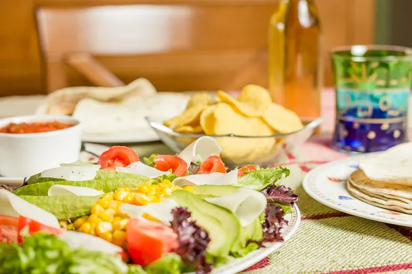 Traditional mexican food with a plate of fresh salad, tortillas, — Stock Photo, Image