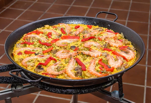 Detalle de paella tradicional española cocida en una sartén — Foto de Stock