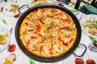 geleneksel İspanyol paella tavada pişirilir.