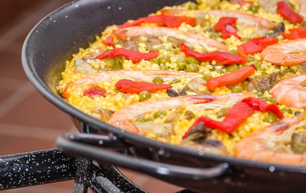 Detalhe da tradicional paella espanhola cozida em uma panela — Fotografia de Stock
