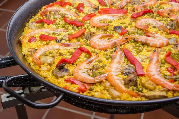 Dettaglio della tradizionale paella spagnola cotta in padella — Foto Stock