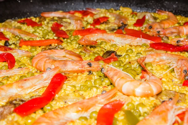 냄비에 요리 하는 전통적인 스페인 빠에야의 세부 사항 — 스톡 사진
