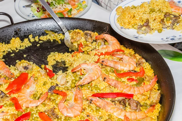 Paella tradizionale spagnola cotta in padella — Foto Stock