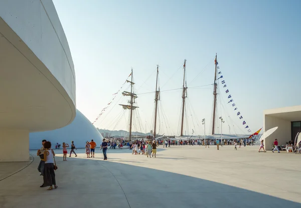 Navio da Marinha Espanhola, Juan Sebastian Elcano, atracado nas sondas portuárias — Fotografia de Stock