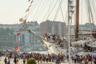 İspanyol Donanma gemisi, juan sebastian elcano, limana demirledi bes