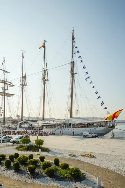 Spanisches Marineschiff, juan sebastian elcano, ankert im Hafen — Stockfoto