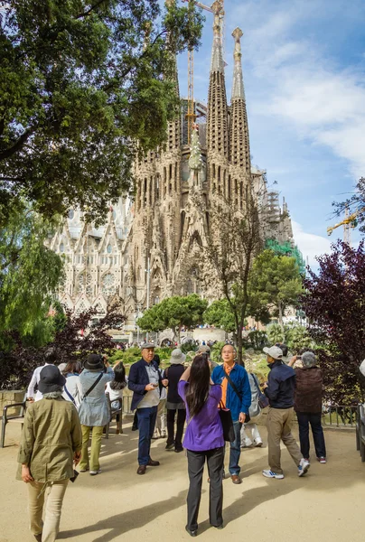 Insanlar fotoğraf sagrada familia Katedrali antoni tarafından tasarlanmıştır — Stok fotoğraf