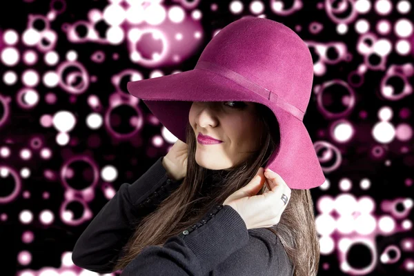Портрет молодої дівчини з капелюхом перед прожекторами backgro — стокове фото