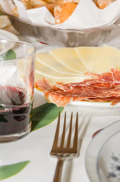 Typical spanish tapa with slices of serrano ham and manchego che — Stock Photo, Image