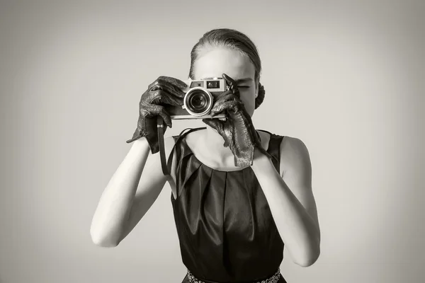 Beautiful fashion girl with classic vintage style — Stock Photo, Image