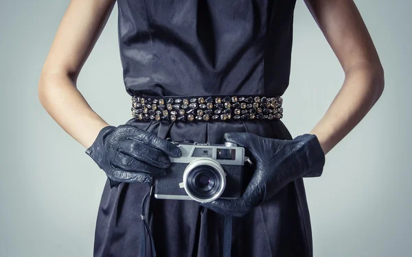 Schöne Mode-Mädchen mit einer analogen Fotokamera — Stockfoto