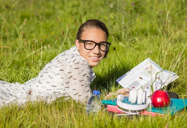 Bela jovem estudante lendo um livro no parque — Fotografia de Stock