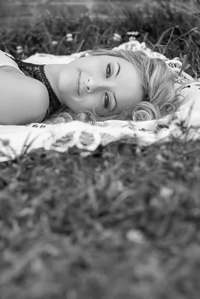 Bella ragazza rilassante sull'erba — Foto Stock