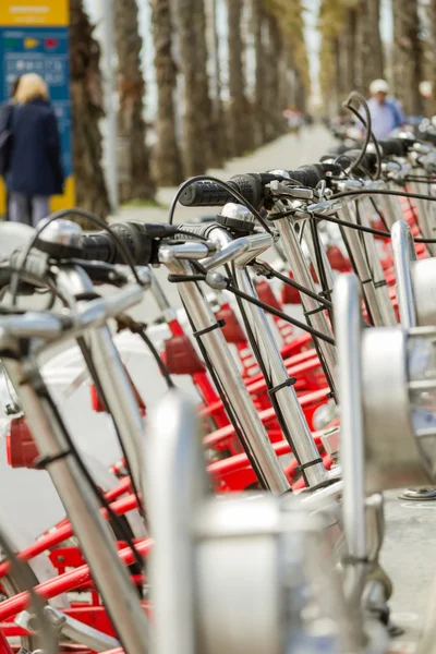 Biciclette parcheggiate in strada a Barcellona, Spagna — Foto Stock
