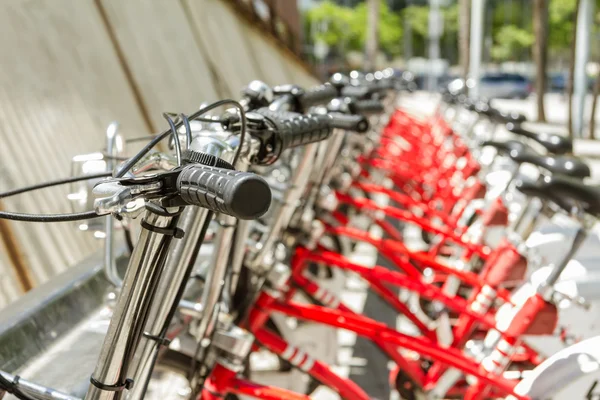 Cyklar parkerade på gatan i barcelona, Spanien — Stockfoto