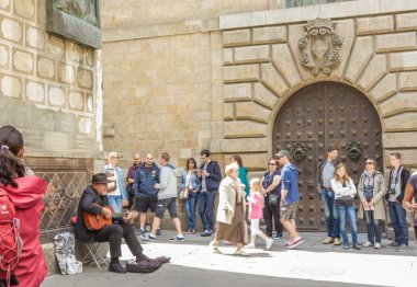 geleneksel İspanyol gitarist Barcelona gothic Quarter