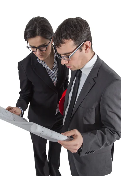 Pareja de arquitectos revisando un proyecto de casa sobre fondo blanco — Foto de Stock