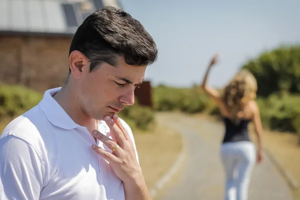 Hombre infeliz y mujer enojada saliendo después de la pelea — Foto de Stock