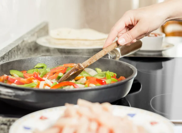 Kvinnliga matlagning grönsaker och kyckling i stekpanna — Stockfoto
