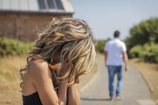 Unhappy man and angry woman leaving after quarrel — Stock Photo, Image