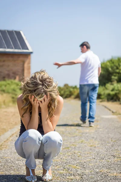 mutsuz adam ve öfkeli kadın kavgası sonra bırakarak