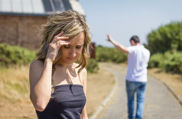 Unzufriedener Mann und wütende Frau gehen nach Streit auseinander — Stockfoto