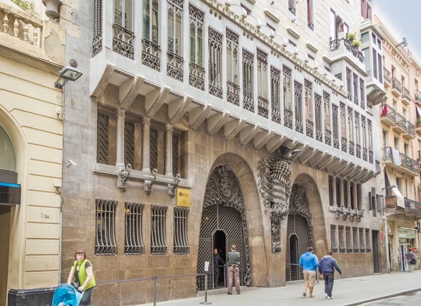 Il palazzo Guell disegnato da Antonio Gaudi, a Barcellona, Spagna — Foto Stock