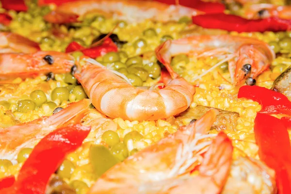 Detalhe do camarão em uma paella espanhola tradicional — Fotografia de Stock