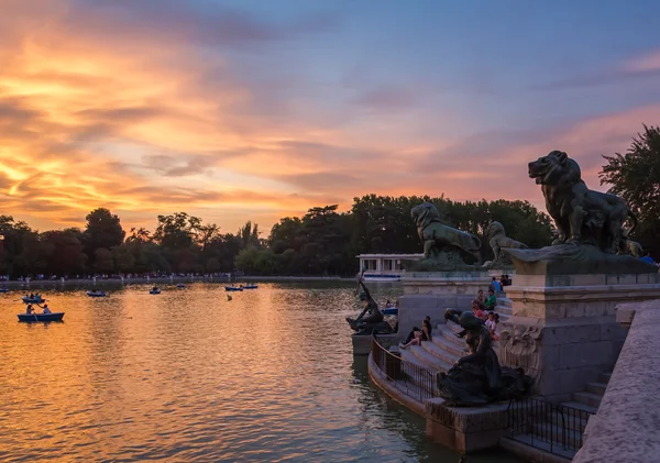 Esculturas de leones en el lago Parque del Buen Retiro, Madrid —  Fotos de Stock