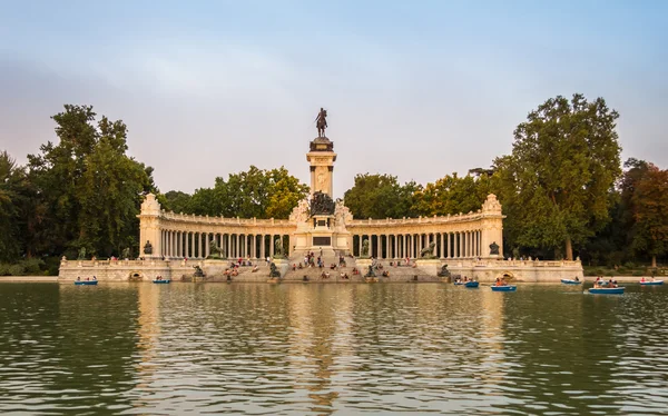 Monument Alfonso Xii in Buen Retiro park, Madrid — Stockfoto