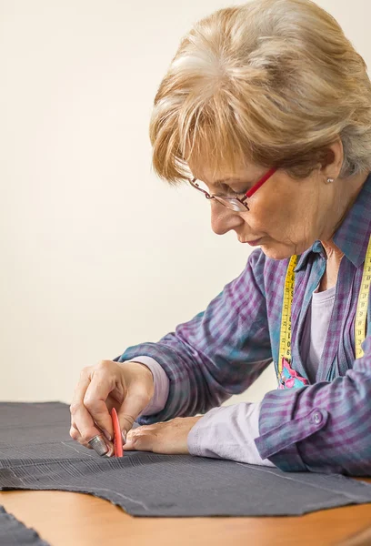 Diseño Dressmaker patrón de sastre en la mesa — Foto de Stock