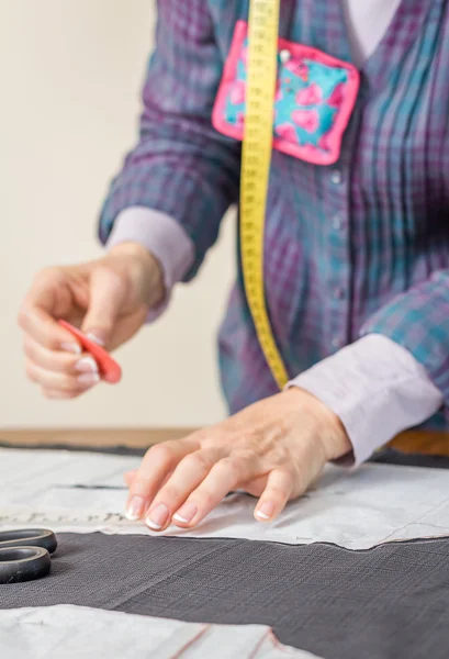 Naaister ontwerp op maat patroon op de tafel — Stockfoto