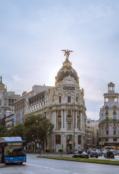 Metropool gebouw in de gran via straat, in madrid — Stockfoto