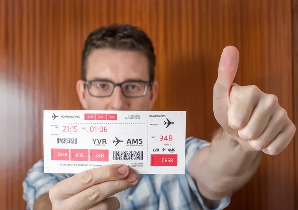 Homem feliz mostrando cartão de embarque pronto para viajar — Fotografia de Stock