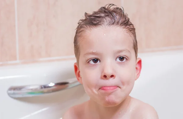 Bonito menino felicidade tomando banho — Fotografia de Stock