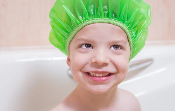 Симпатичный мальчик счастлив, купаясь в ванне — стоковое фото