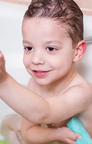 Carino ragazzo felicità lavaggio con una spugna — Foto Stock