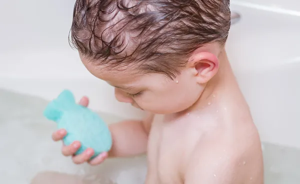 Lindo chico felicidad lavado con una esponja — Foto de Stock