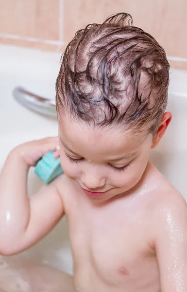 Carino ragazzo felicità lavaggio con una spugna — Foto Stock