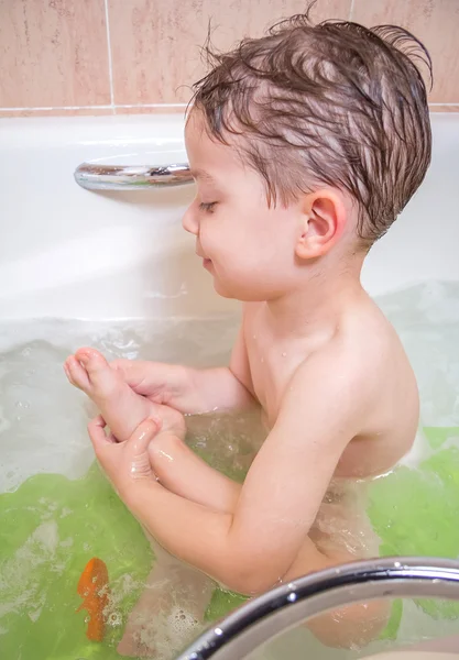 Милый мальчик счастлив, принимая ванну — стоковое фото