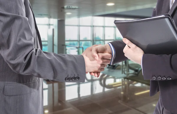 Business handshake for a closing deal — Stock Photo, Image