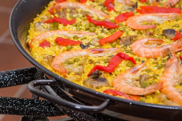 Paella traditionnelle espagnole cuite dans une casserole — Photo