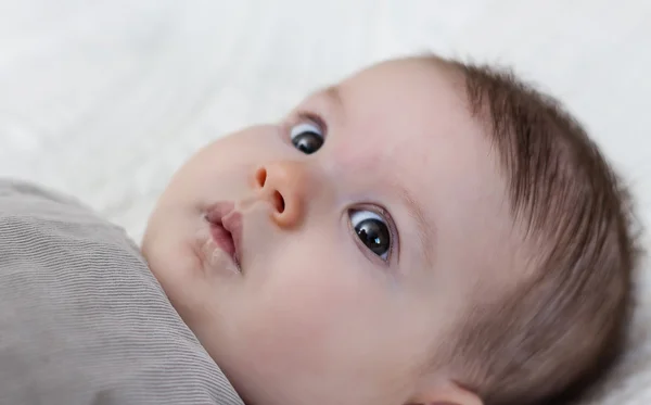 Bebê feliz menina deitada nas costas — Fotografia de Stock